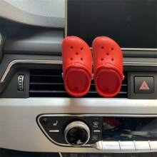 La decoración práctica de la salida de aire del agujero del zapato del coche es divertida.