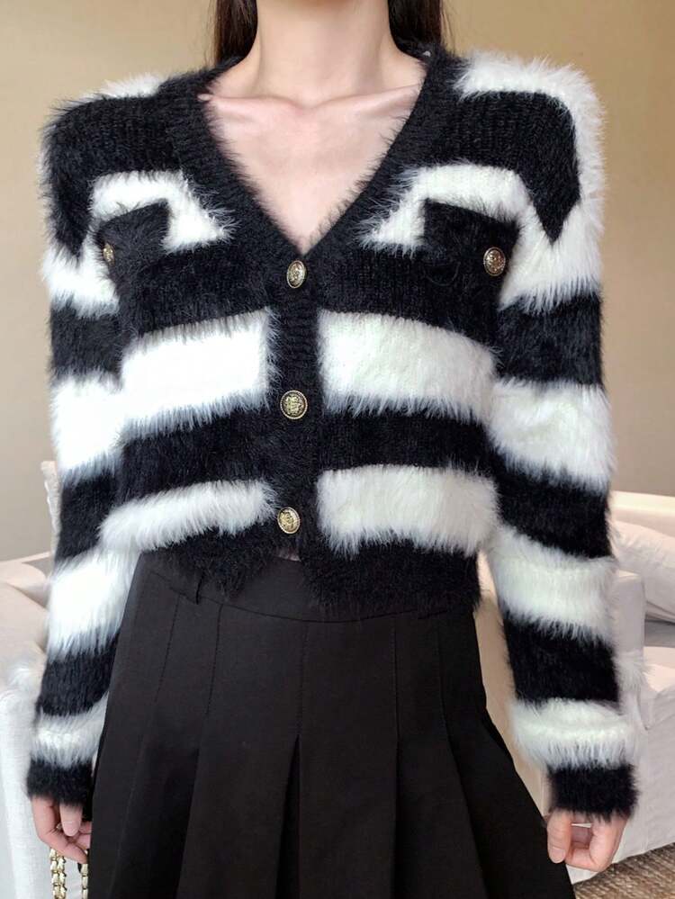 优质小众短款条纹貂皮羊绒毛衣女开衫，V领针织外套，面料随机 - 黑與白 - 查看 2
