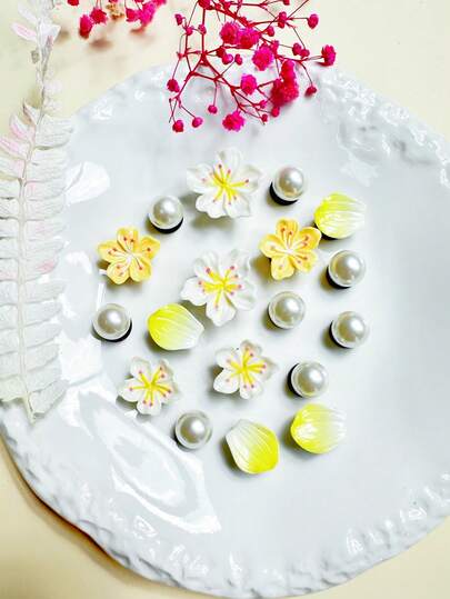 18 Stücke Perlweiße & Gelbe Blütenblätter Multifunktionale Dekorative Accessoires, Abnehmbare Schuhclips geeignet für Pantoffeln, Sandalen, Strandschuhe, ideal als Geschenk für Urlaub & Geburtstagsfeiern