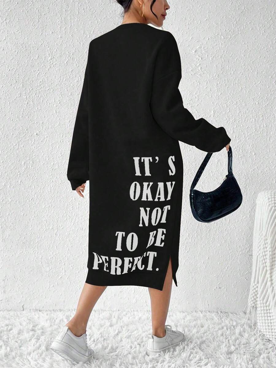 Chiếc váy áo nỉ dày vừa phải, thời trang này rất được ưa chuộng vào mùa xuân và mùa hè. Thiết kế nổi bật với họa tiết chữ in ở phía sau, xẻ tà hai bên, dáng rộng, tay dài và chiều dài đến đầu gối, phù hợp để mặc quanh năm. Họa tiết chữ "IT'S OKAY NOT TO BE PERFECT" được thiết kế đặc biệt cho mùa xuân và mùa thu, là lựa chọn lý tưởng cho những buổi đi chơi, mua sắm và hẹn hò. Một món đồ không thể thiếu cho ngày Valentine. Màu đen.