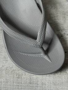 女士纯色人字拖，轻便露趾休闲平底凉鞋，软底室内/室外拖鞋，适合沙滩和泳池穿着 - 灰色 - 查看 7