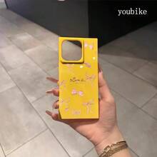 Un hermoso teléfono rosa con un patrón de bloques ingleses rojos, diseñado para los modelos 16 Pro, 16, 15 Pro, 14, 14 Plus, 13, 13 Pro, 12 Pro y 12 Pro, ofrece una cobertura completa a prueba de golpes con una gran apertura, un marco elegante y brillante y excelente - Amarillo - Ver 2