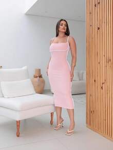 Women's Fitted Dress With White Details. Midi Length, Fitted To The Body, With A Small Slit At The Back Hem. White Thin Straps And White Detail That Accentuates The Elegant Bust, - 淺粉色 - 查看 3