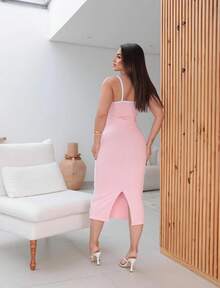 Women's Fitted Dress With White Details. Midi Length, Fitted To The Body, With A Small Slit At The Back Hem. White Thin Straps And White Detail That Accentuates The Elegant Bust, - 淺粉色 - 查看 2