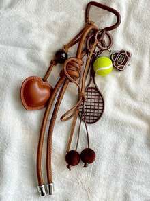 皮革心形网球拍细节钥匙扣汽车吊坠，男女通用，可拆卸设计。它是健身爱好者的完美之选，也是男女皆宜的理想礼物，适合装饰背包、斜挎包、棕色包包以及钥匙和包包挂饰。 - 彩色 - 查看 3