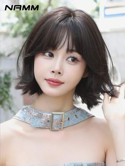 NAMM 12 英寸女士短卷发假发 - 适度时尚波浪假发帘，带刘海，深棕色柔软丝滑耐热合成纤维假发，适合日常使用，非常适合节日音乐节庆祝活动 - 樱花庆典华丽派对街头服饰摄影使用