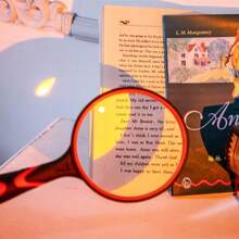 10 عدسة مكبرة يدوية للقراءة مع قطعة قماش تنظيف - عدسة مكبرة كبيرة بقطر 100 مم/4 بوصة مع مقبض ناعم مضاد للانزلاق، مناسبة لكبار السن لقراءة الكتب/الصحف والطلاب للتعلم/استكشاف الطبيعة كهواية