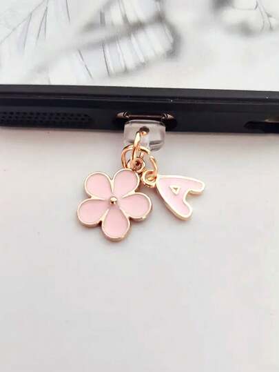 2 en 1 Tapón antipolvo para puerto de carga con flor de Sakura rosa + 26 letras, colgante de aleación delicado, elegante, dulce y lindo, accesorio decorativo para puerto de carga de smartphone, tableta, auriculares, Kindle, tapón de silicona transparente a prueba de polvo, adecuado como un pequeño regalo, protege el puerto de carga del agua, la humedad y la suciedad, compatible con iPhone Lightning/Tipo-C y otros teléfonos de las series Android/Apple 17/16/15, se sujeta firmemente y no se caerá