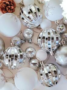 44 piezas de adornos de bolas de Navidad plateadas y blancas, decoraciones de árbol de Navidad de plástico irrompible dorado, adornos colgantes para fiestas navideñas para coronas, guirnaldas y árboles interiores/exteriores, bolas de árbol de Navidad plateadas y blancas, adornos con diseño preensartado, decoración navideña festiva para fiestas navideñas, coronas, guirnaldas, decoración de Navidad