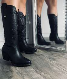 Bota mujer, caña alta, tacón medio, diseño vaquero, bordado decorativo, acabado elegante, cierre lateral, plantilla confortable, estilo moderno, calzado ideal para temporada otoño invierno, botas para outfit pantalón o vestido, accesorio casual o formal, catálogo zapatería, regalo especial, opción diaria, complemento chic, fácil de usar, calidad superior, calzado versátil, ajuste práctico, confección duradera, moda femenina. - Negro - Ver 2