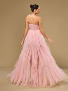 优雅迷人的粉色网眼舞会礼服，无袖，不对称领口，荷叶边饰边，开衩，长款设计