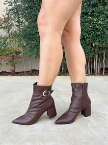 BOTA CAFÉ COM ENFEITE FIVELA 6,5 CM