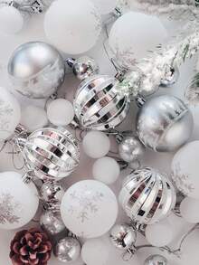 44 piezas de adornos de bolas de Navidad plateadas y blancas, decoraciones de árbol de Navidad de plástico irrompible dorado, adornos colgantes para fiestas navideñas para coronas, guirnaldas y árboles interiores/exteriores, bolas de árbol de Navidad plateadas y blancas, adornos con diseño preensartado, decoración navideña festiva para fiestas navideñas, coronas, guirnaldas, decoración de Navidad