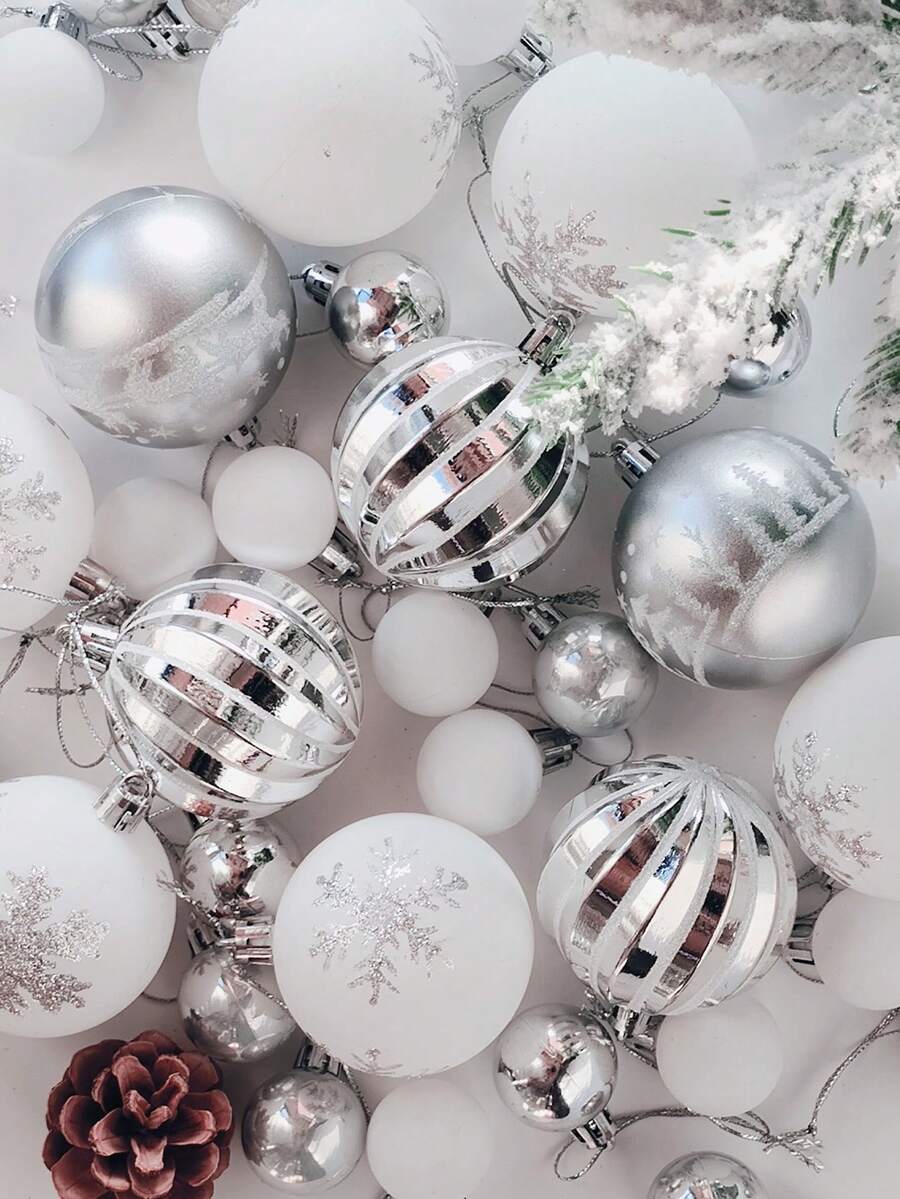 44 piezas de adornos de bolas de Navidad plateadas y blancas, decoraciones de árbol de Navidad de plástico irrompible dorado, adornos colgantes para fiestas navideñas para coronas, guirnaldas y árboles interiores/exteriores, bolas de árbol de Navidad plateadas y blancas, adornos con diseño preensartado, decoración navideña festiva para fiestas navideñas, coronas, guirnaldas, decoración de Navidad