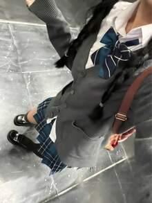 1 件女士秋冬学院风 JK 制服套装，包含长袖毛衣、百褶裙、有领衬衫，适合休闲穿着或拍照