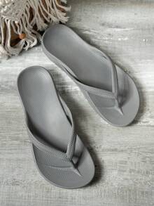 女士纯色人字拖，轻便露趾休闲平底凉鞋，软底室内/室外拖鞋，适合沙滩和泳池穿着 - 灰色 - 查看 6