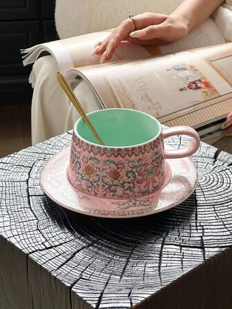 帝国粉绿杯子和盘子，适合家庭或办公室，下午茶杯，咖啡杯，牛奶杯，奶茶杯，果汁杯，适合各种饮料，牛奶，咖啡，果汁，热巧克力，拿铁，盘子可以装零食和小吃，非常适合作为节日或朋友的礼物