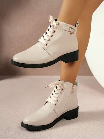 Höst/vinter 2025 Dam Nya Beige Snörning Sidodragkedja Hjärtdekor Chic Mode Mångsidiga Motorcykelstövlar, Casual Outdoor Europeisk Och Amerikansk Stil Grov Klack Resort Vibe Rekommenderas Av Influencers, Minimalistiska Franska Stövlar Och Korta Stövlar