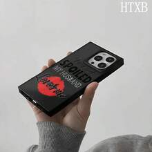 Un teléfono con un diseño de letras negras y labios rojos con un patrón de bloques, compatible con los modelos 16 Pro, 16, 15 Pro, 14, 14 Plus, 13, 13 Pro, 12 Pro y 12 Pro. Ofrece una cobertura total a prueba de golpes, un amplio orificio, un marco liso y brillante, y una excelente calidad de imagen. - Negro - Ver 5