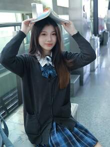 1 件女士秋冬学院风 JK 制服套装，包含长袖毛衣、百褶裙、有领衬衫，适合休闲穿着或拍照