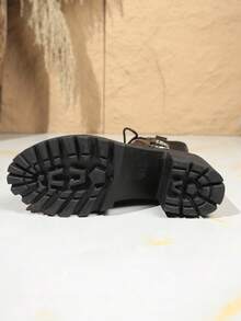 Botas Femininas Estilosas de 8 Furos, Botas Cano Médio Estilo Britânico, Botas Curtas Versáteis e da Moda para Mulheres no Inverno de 2025, Botas de Motociclista com Salto Grosso e Alto