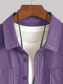 轻盈灯芯绒涤纶男士休闲衬衫外套，翻领纽扣长袖开衫，带双口袋，适合日常休闲、时尚穿搭、通勤、居家舒适及街头穿着。 - 紫色 - 查看 5