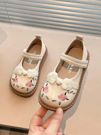 1 双简约刺绣花卉纽扣圆头平底女童鞋，休闲舒适，适合春秋季