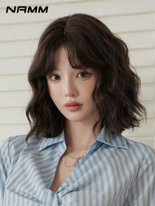 NAMM Parrucca corta riccioluta da 12 pollici per donne - Parrucca modesta con frangia a onde, in fibra sintetica morbida e setosa resistente al calore di colore marrone scuro, adatta per uso quotidiano, perfetta per vacanze, festival musicali, celebrazioni - Sakura Celebrations Glam & festa Street Wear Photography Use