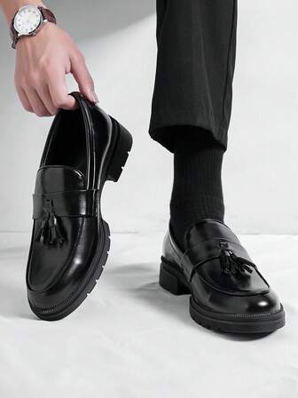 Scarpe da abito nere da uomo per affari, mocassini eleganti con nappine