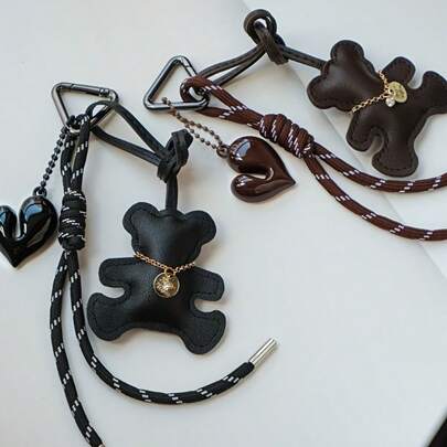 Ciondolo portachiavi carino con fibbia elastica a forma di triangolo e pendente a forma di cuore, ciondolo in pelle a forma di orsacchiotto, ciondolo accessorio per borse a forma di cuore in acrilico, adatto per borse, chiavi d'auto e accessori di moda. Il regalo perfetto per famiglia e amici.