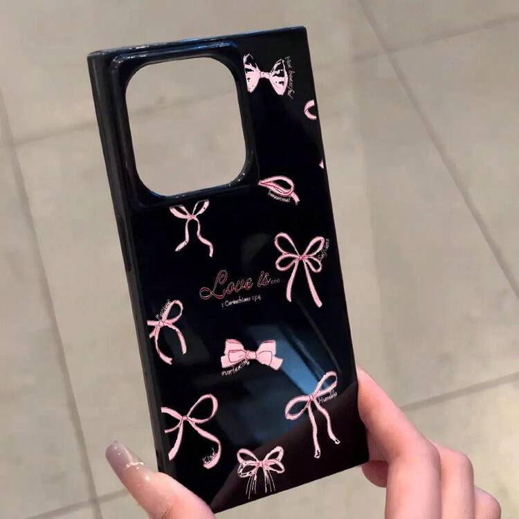 Un hermoso teléfono rosa con un patrón de bloques ingleses rojos, diseñado para los modelos 16 Pro, 16, 15 Pro, 14, 14 Plus, 13, 13 Pro, 12 Pro y 12 Pro, ofrece una cobertura completa a prueba de golpes con una gran apertura, un marco elegante y brillante y excelente - Negro - Añade 1