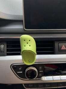 La decoración práctica de la salida de aire del agujero del zapato del coche es divertida.