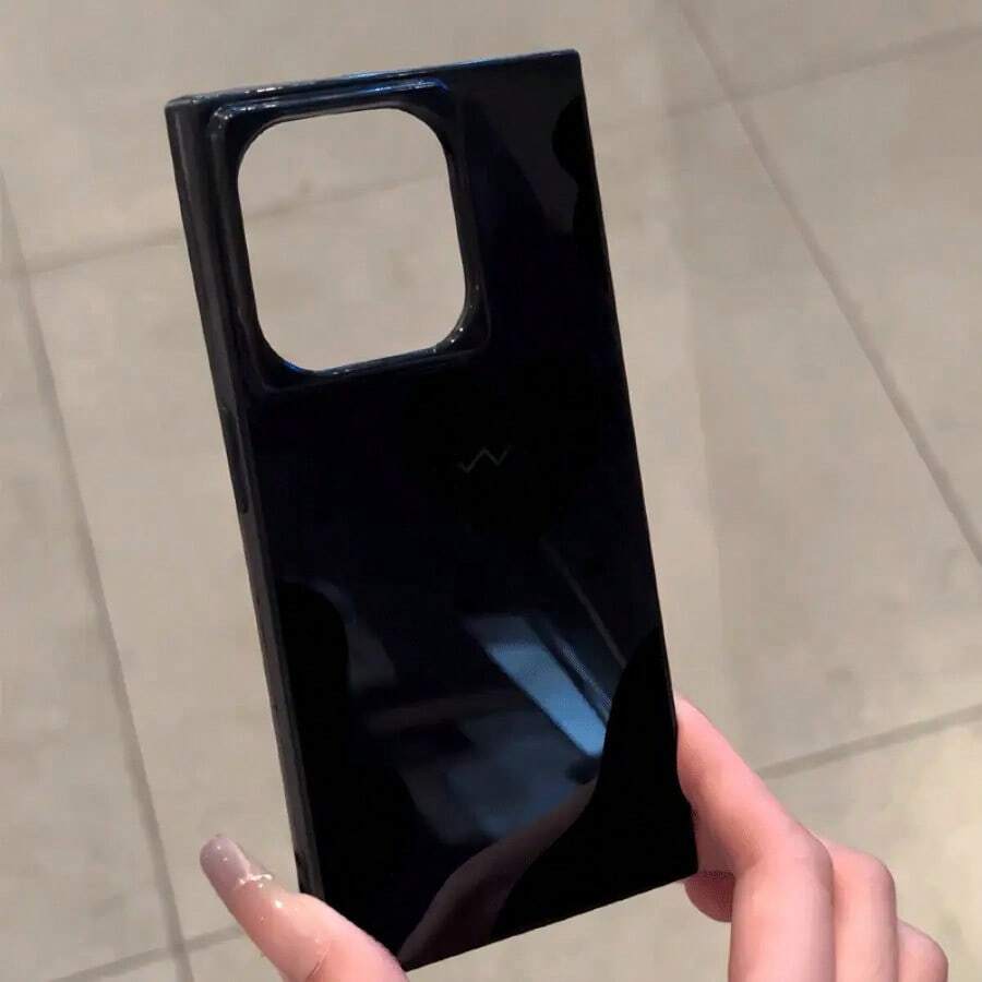 Teléfono con diseño de tres corazones negros, compatible con las series 16 Pro, 16, 15 Pro, 14, 14 Plus, 13, 13 Pro, 12 Pro y 12 Pro. Diseño antigolpes con cobertura total, gran apertura, marco brillante y elegante. - Negro - Ver 1
