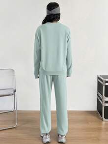 Dwuczęściowy, sportowy kostium damski z długim rękawem wykonany z czystej bawełny, wiosenno-letni, w stylu college'owym, z miękkiego, oddychającego materiału, o dopasowanym kroju i modnym kroju.