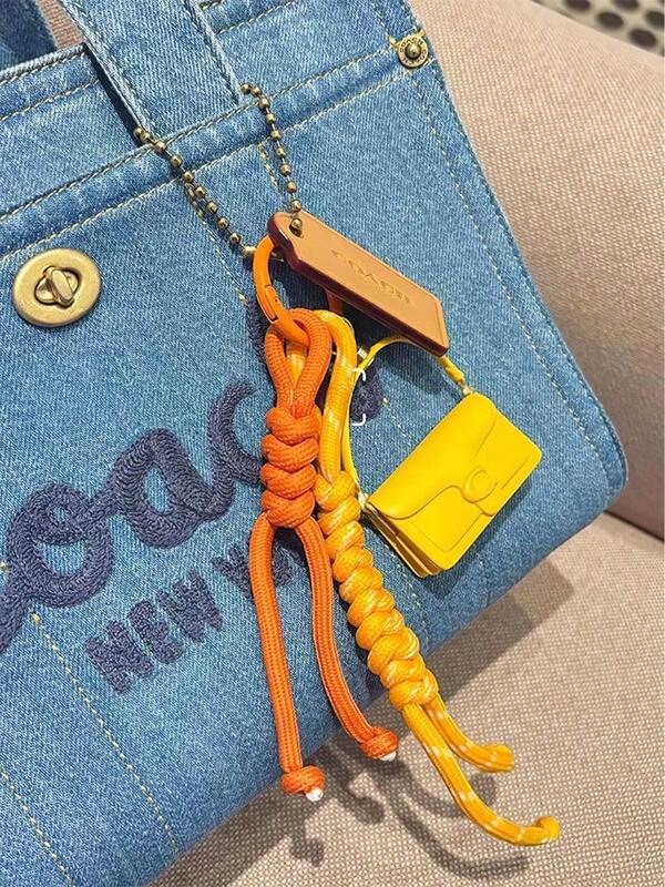 قطعة واحدة من الجلد المقلد بتصميم الطبقات باللون الأحمر الدافئ، يمكن استخدامها كزينة للحقائب والمفاتيح وشجرة عيد الميلاد - إكسسوارات هدايا العطلات، تضيف البهجة إلى الأعياد، وتخلق إكسسوار حقيبة الطبقات اليومي باللون الأصفر