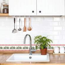 1 rollo de cenefa autoadhesiva con estampado floral rosa y azul - 4.72 X 196.85 pulgadas, decoración de pared resistente al agua y a la humedad, removible y personalizable, adecuada para baño, cocina, sala de estar, dormitorio, encimera y decoración de pared de gabinete - fácil de aplicar y quitar, material de respaldo de lámina de aluminio, cenefa de papel tapiz para zócalo de decoración del hogar.