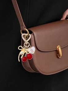 Móc khóa hình quả anh đào dễ thương, thời trang, màu vàng kim - Móc khóa hình quả anh đào, phụ kiện trang trí ba lô sành điệu, móc khóa, mặt dây chuyền hợp kim chữ cái A-Z, mặt dây chuyền tai nghe, mặt dây chuyền xe hơi, mặt dây chuyền trang trí, móc khóa hình quả anh đào, phụ kiện túi xách, kẹp túi, phụ kiện nhựa và kim loại sáng bóng, ví và túi xách nữ, phụ kiện ba lô - Nhiều màu - Xem 5