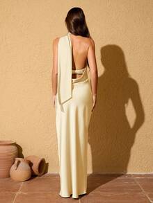Gaun Bridesmaid Panjang Tanpa Lengan dengan Leher Asimetris Warna Polos yang Elegan dan Pas Badan - Kuning - View 6