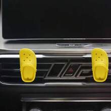 La decoración práctica de la salida de aire del agujero del zapato del coche es divertida.