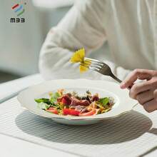 Białe zestawy obiadowe ze złotym rantem - nowoczesny styl, nowy zestaw obiadowy z porcelany kostnej, piękne krawędzie w kształcie muszli i luksusowe złote wykończenia - odporny na zarysowania, zestawy talerzy i misek do zmywarki ceramicznej, zestaw naczyń, zestaw misek i talerzy, zestaw obiadowy do kuchni, ceramiczne naczynia do mikrofalówki i zmywarki, biały,