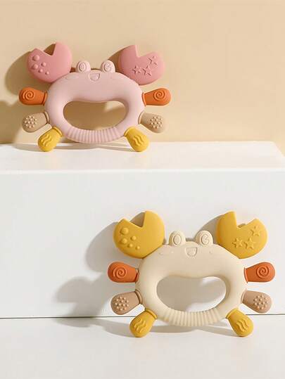 1个婴儿螃蟹牙胶玩具，柔软硅胶材质，易于抓握，表面纹理设计，可爱动物造型，适合宝宝洗澡时使用。