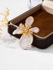 1pc Elegant Floral Metal Brooch, Versatile For Daily Wear, Family Gatherings, Parties, Gifts For Mom, Valentine's Day, Birthday, Wedding - Light - View 3