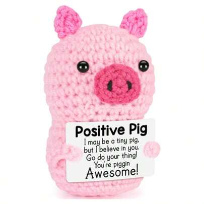这款手工编织的小猪毛绒玩偶摆件，配有鼓励的话语，可以作为小礼物送给亲朋好友。可爱的玩偶设计和鼓励的话语，温馨又甜蜜！这些可爱的玩偶将永远是你的朋友，它们会让你感到放松和快乐！这些可爱的针织摆件非常适合摆放在客厅和办公桌上，作为家居或桌面装饰品。