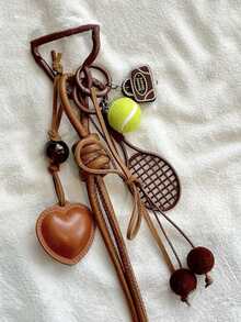 皮革心形网球拍细节钥匙扣汽车吊坠，男女通用，可拆卸设计。它是健身爱好者的完美之选，也是男女皆宜的理想礼物，适合装饰背包、斜挎包、棕色包包以及钥匙和包包挂饰。 - 彩色 - 查看 2