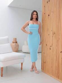 Women's Fitted Dress With White Details. Midi Length, Fitted To The Body, With A Small Slit At The Back Hem. White Thin Straps And White Detail That Accentuates The Elegant Bust, - 淺藍色 - 查看 2