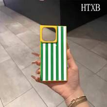 Funda con diseño de bloques con rayas verdes y blancas, compatible con los modelos 16 Pro, 16, 15 Pro, 14, 14 Plus, 13, 13 Pro, 12 Pro y 12 Pro. Ofrece protección total contra golpes, una amplia abertura para la pantalla, un elegante marco brillante y una excelente calidad de imagen. - Negro - Ver 6