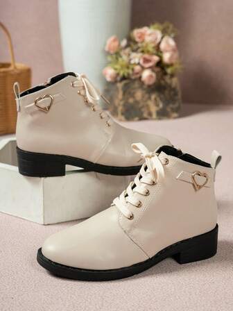 2025 秋冬女款新款米色系带侧拉链心形装饰时尚百搭机车踝靴，休闲户外欧美风格粗跟度假风，网红推荐，极简法式踝靴和短靴