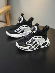 Un par de zapatos deportivos de malla de moda para niños, con perilla giratoria para abrir, destacan en el juego casual y las competencias deportivas