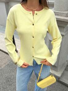 Suéter feminino FOR BEAUTY, novo modelo em amarelo creme com abotoamento simples, gola redonda e mangas compridas, estilo doce, romântico e delicado, perfeito para o dia a dia, encontros, deslocamentos e para a primavera. Uma peça moderna e elegante. - Amarelo - Ver 1