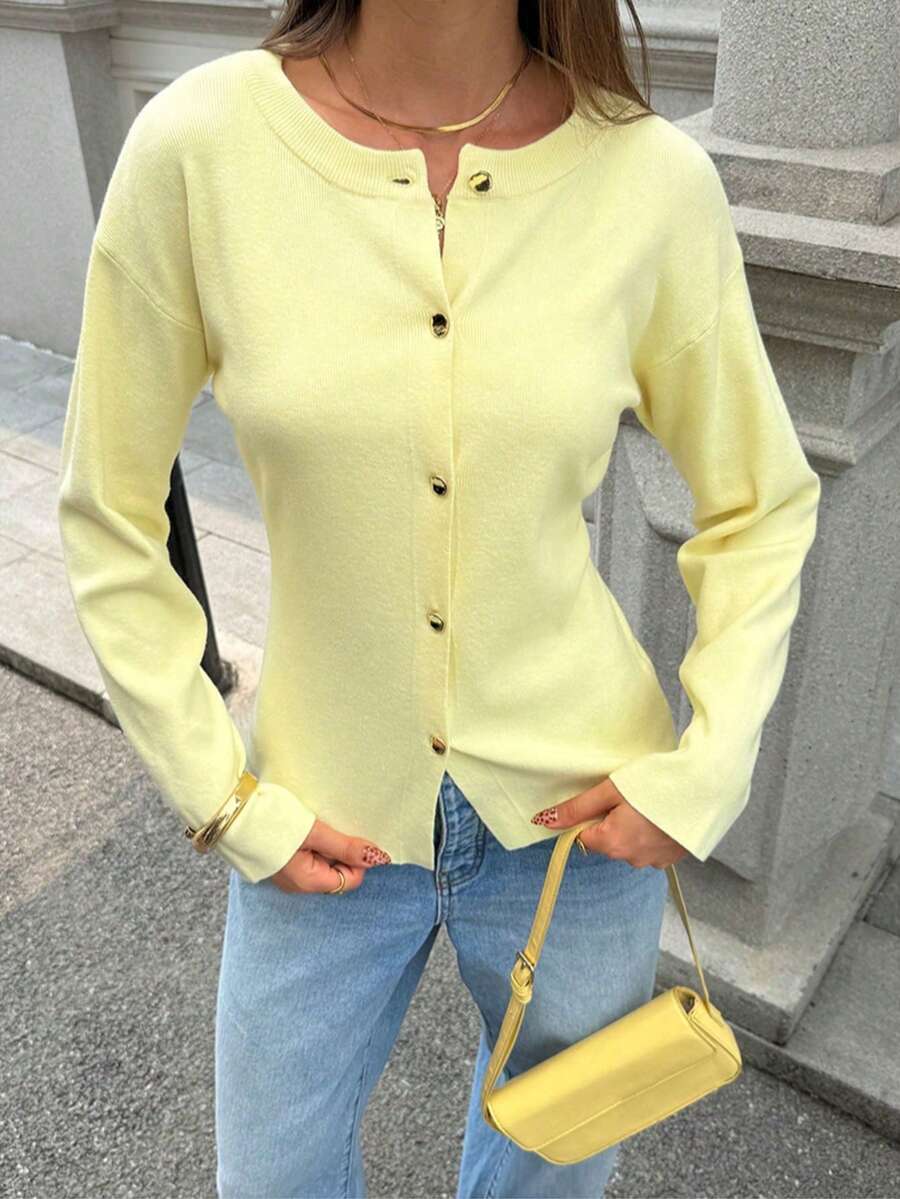 Suéter feminino FOR BEAUTY, novo modelo em amarelo creme com abotoamento simples, gola redonda e mangas compridas, estilo doce, romântico e delicado, perfeito para o dia a dia, encontros, deslocamentos e para a primavera. Uma peça moderna e elegante. - Amarelo - Ver 1